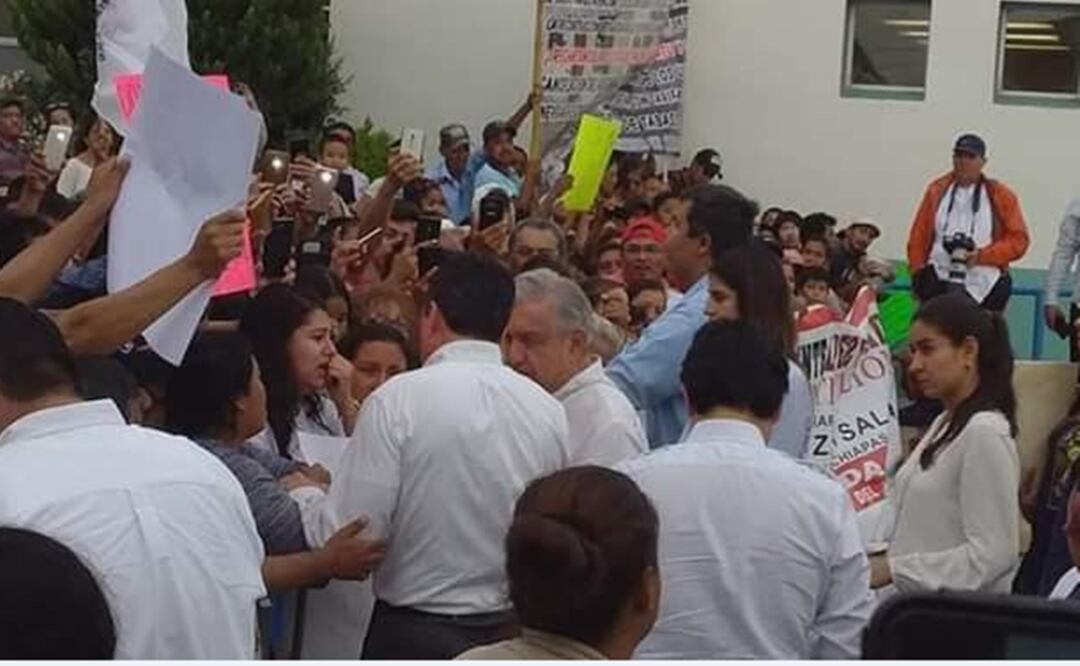 Esposas de policías retenidos en Chiapas se reúnen con López Obrador. Foto: especial