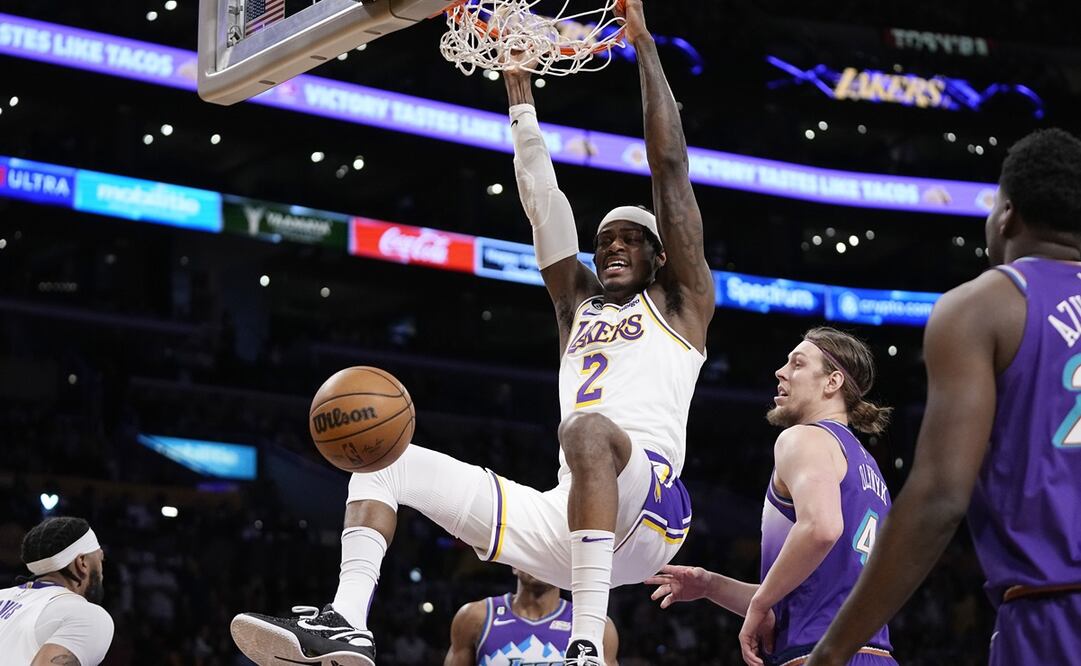 Jarred Vanderbilt de los Lakers encestando sobre Kelly Olynyk del Jazz / Foto: AP