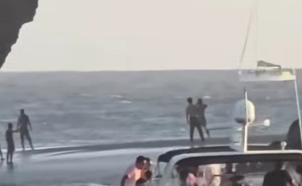 Franja de arena vuelve a emerger bajo el Arco de Cabo San Lucas; prohíben el acceso por mar de fondo.
Foto: Especial.