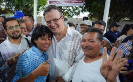 Ebrard se reúne con jóvenes en Puerto Vallarta y opina del método de la oposición para elegir candidato