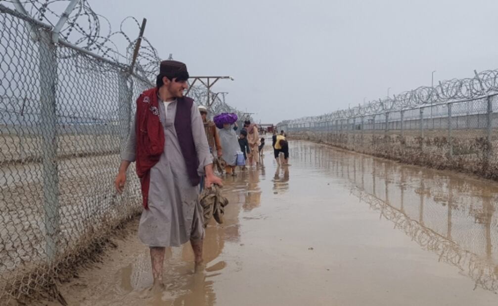 Al menos un tercio de Pakistán está inundado; suman mil 130 muertos