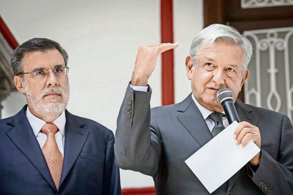 El presidente electo, Andrés Manuel López Obrador, acompañado por Julio Scherer, durante la conferencia en la que habló de la reunión que sostuvo con ministros de la SCJN; dijo que el 1 de diciembre enviará 2 paquetes de iniciativas al Congreso. (JUAN C)