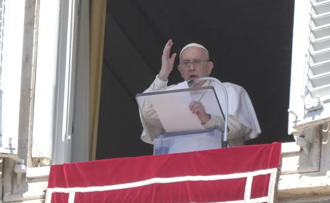 El papa Francisco da su bendición a los fieles durante la oración Regina Coeli en la Plaza de San Pedro, en el Vaticano. Foto: AP