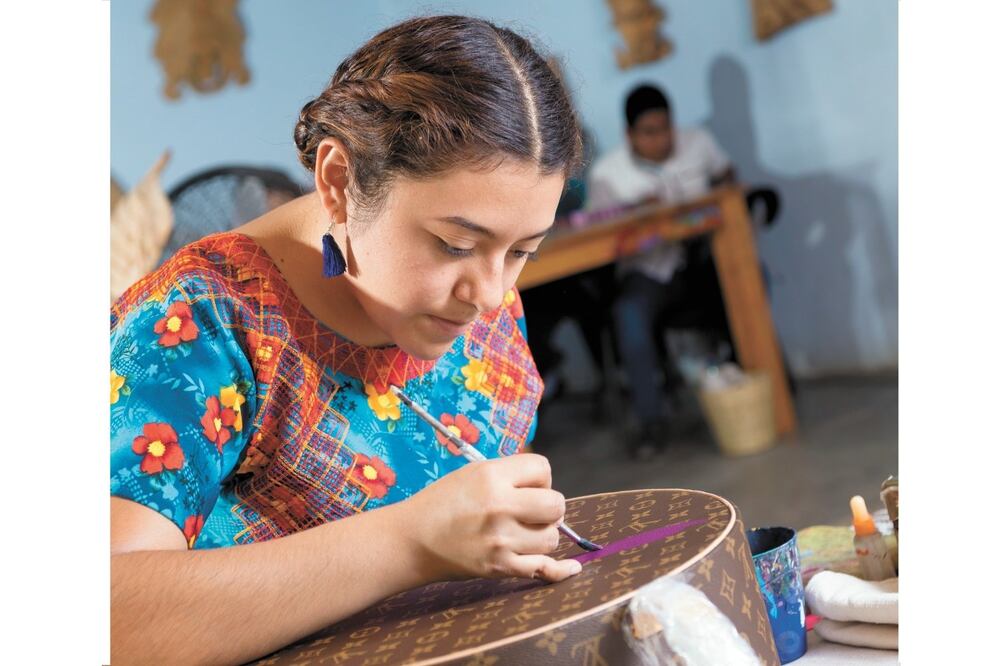 Artesanos de la Casa Don Juan intervendrán una selección de baúles. Foto: CORTESÍA LOUIS VUITTON