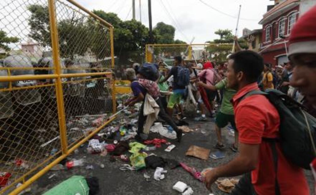 Migrantes se enfrentan contra la policía en frontera entre Guatemala y México