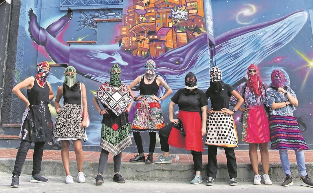 Las pasachas de la rebelión textil, primer escuadrón de Voz Pública. Acción en Medellín, 2019. Fotos: Cortesía de Dora Bartilotti/ Platohedro.