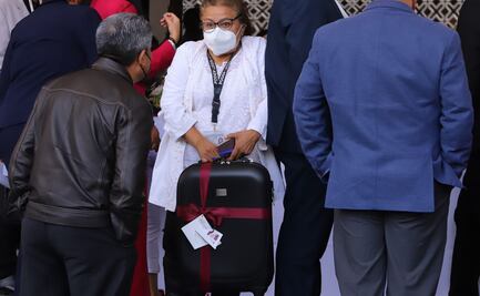 Consienten a diputados de Morena en plenaria; les dan maletas y banquete poblano