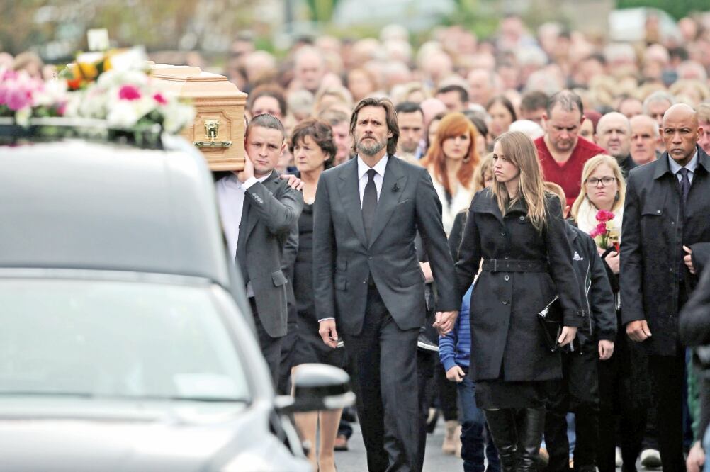 Carrey asistió al sepelio realizado en Irlanda acompañado de su hija Jane (NIALL CARSON. AP Y TWITTER)