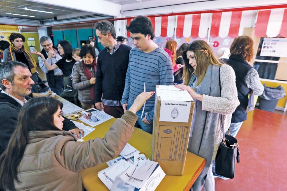 Millones de argentinos acudieron ayer a las urnas en el país para votar en las elecciones primarias legislativas, previas a los comicios del 22 de octubre (MARCOS BRINDICCI. REUTERS)