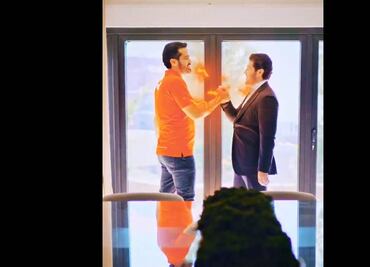 Con tenis "fosfo" y playeras de MC, Samuel García entrega estafeta a Álvarez Máynez