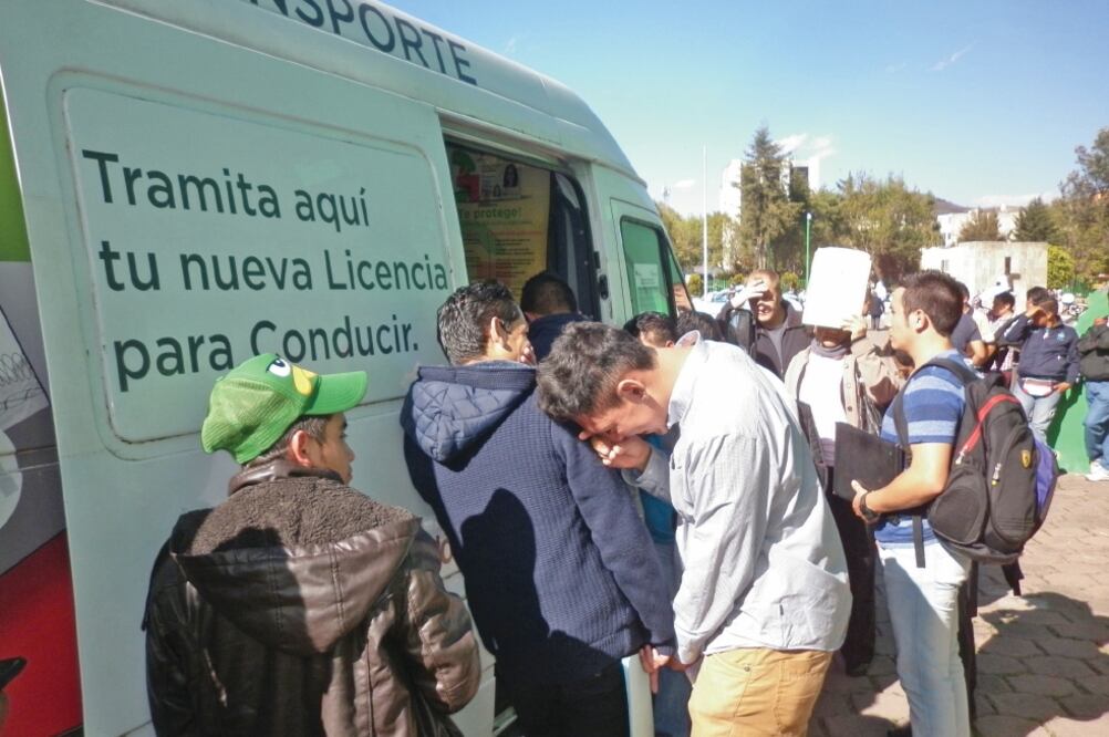 La renovación de licencias se realiza en módulos móviles colocados en estacionamientos de Centros de Servicios Administrativos del Estado de México (JUAN M. BARRERA. EL UNIVERSAL)
