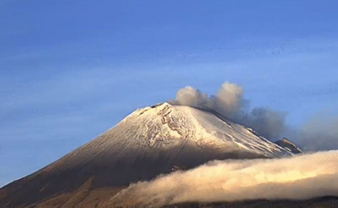 Popocatépetl emite fumarola de vapor, gas y ceniza hacia Amecameca 