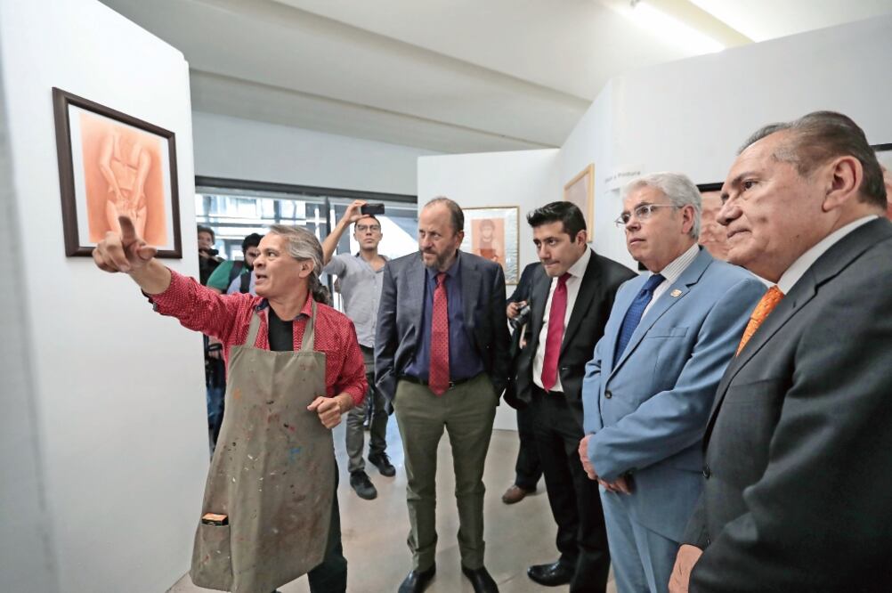 El secretario de Cultura, Eduardo Vázquez (atrás), en el recorrido.  (Alejandro Acosta. El Universal) 