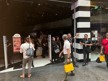 VIDEO: reportan apagones en Plaza Mitikah; cientos de clientes fueron desalojados de las tiendas