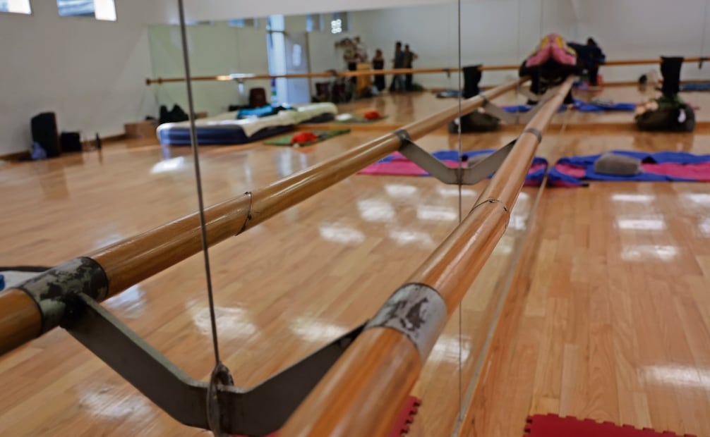En los salones donde se ensaya y se toman clases prácticas la duela está levantada y las barras son deficientes. Alumnos informan que se han registrado accidentes a la hora de practicar. En la imagen puede verse cómo una de las barras se deformó con el uso. Otras son muy inestables o se desprenden a la menor provocación. Foto: Fernanda Rojas/EL UNIVERSAL