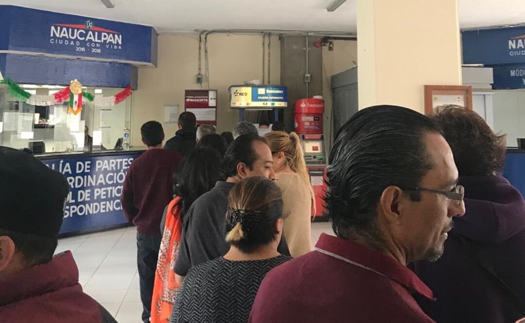 Cientos de trabajadores sindicalizados formaron prolongadas filas en torno a cajeros automáticos del palacio municipal para empezar a recibir sus pagos. Foto: Rebeca Jiménez. EL UNIVERSAL