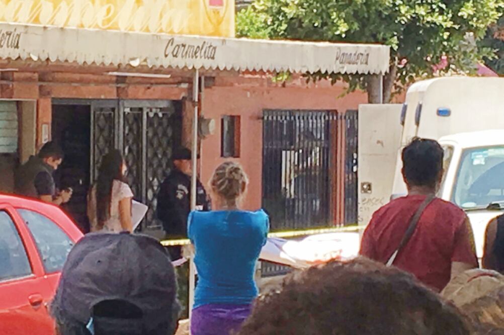 En una panadería en Santa Cecilia, Tlalnepantla, un supuesto ladrón y un trabajador murieron en un intento de asalto. (ARMANDO MARTÍNEZ. EL UNIVERSAL)