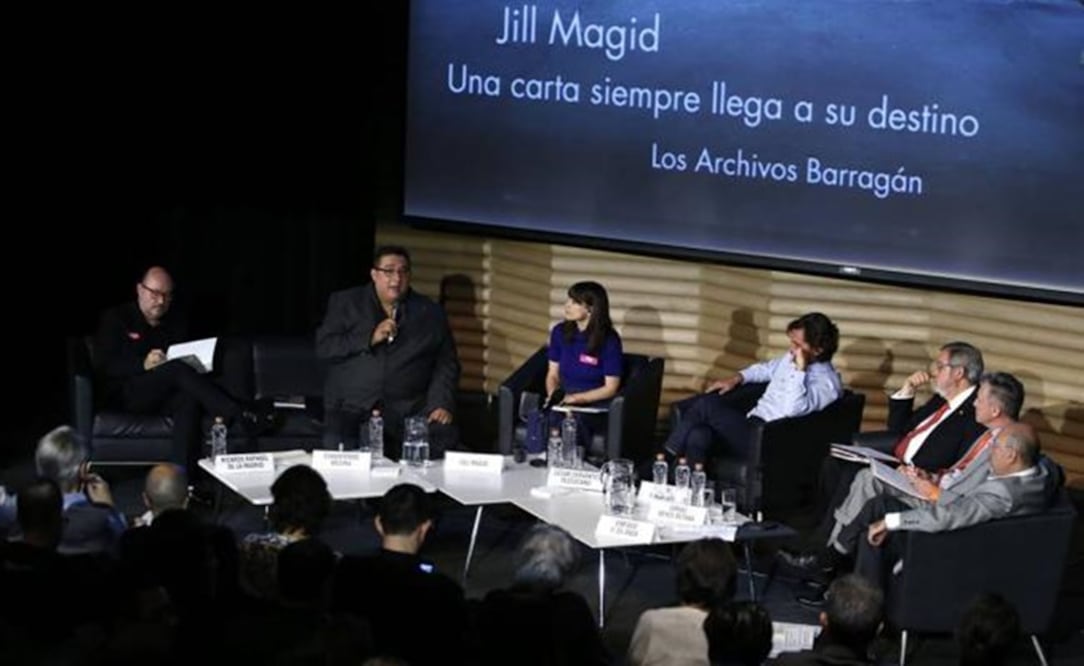 En medio de la mesa el promotor cultural César Cervantes. (Agustín Salinas. EL UNIVERSAL)