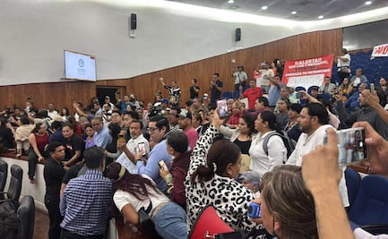 Manifestantes irrumpen en Congreso de SLP en protesta por la llamada "Ley Serrano" que regula la IA; afectará la lbertad de expresión, dicen
