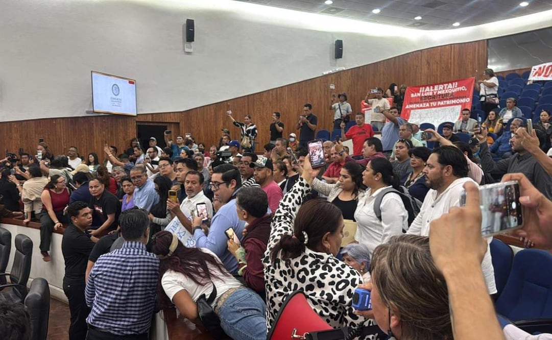 Manifestantes en contra de la Ley Serrano, irrumpen en el Congreso de SLP; cuestionan afectaciones a la libre expresión.
Foto: Especial.