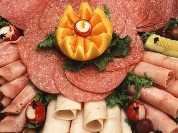 ¿Qué pasa si como embutidos que están pegajosos?