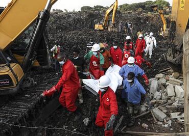 Localizan 19 cuerpos y se buscan más tras derrumbe de un vertedero en Uganda