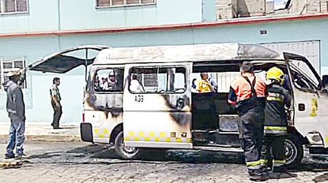Presuntos extorsionadores queman transporte público