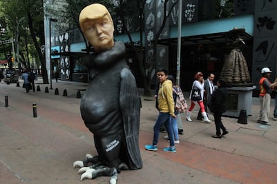 Develan en Reforma escultura en rechazo a Donald Trump