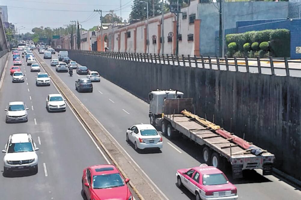 En avenida Constituyentes hay un desnivel que cruza Periférico, ahí la gran pendiente hace que los camiones pesados tomen gran velocidad. Foto: SALVADOR CORONA. EL UNIVERSAL