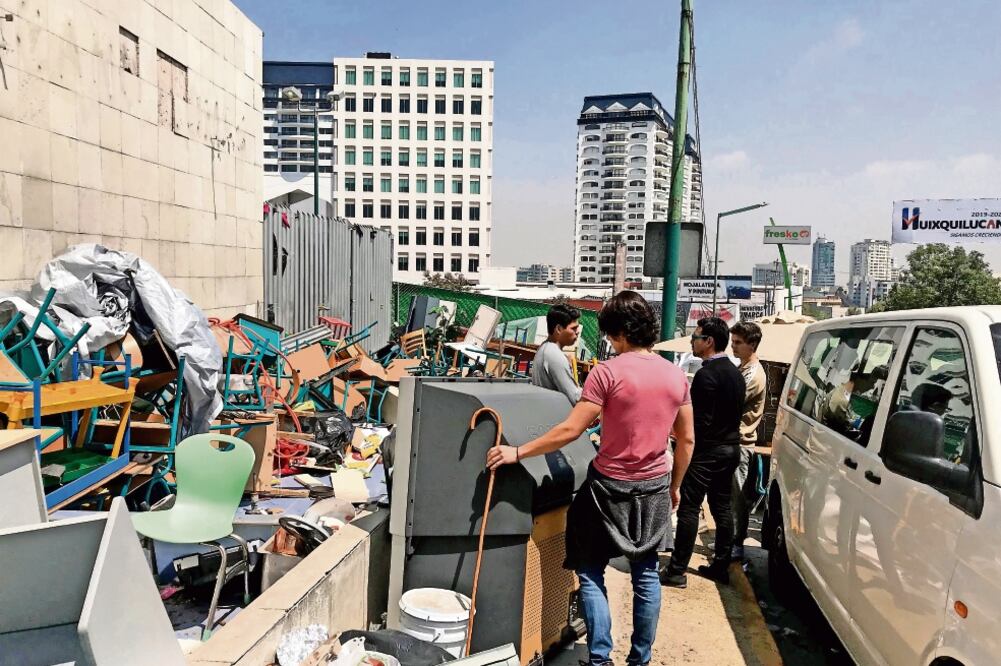 El mobiliario escolar permaneció en la banqueta; había pupitres, televisores, lockers y hasta trofeos ganados por los estudiantes. Foto: REBECA JIMÉNEZ. EL UNIVERSAL