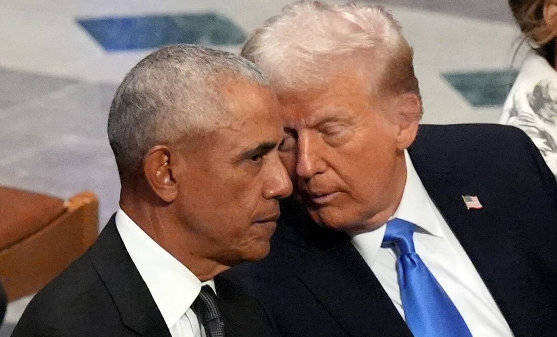 El expresidente Barack Obama habla con el presidente electo Donald Trump antes del funeral de estado del expresidente Jimmy Carter en la Catedral Nacional de Washington en Washington, el jueves 9 de enero de 2025. Foto: AP