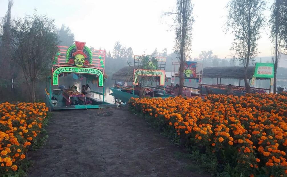 La Ruta del Cempasúchitl del Proyecto Explora Xochimilco cumplió 3 años y unió esfuerzos con la puesta en escena de María, la bruja Tlahuipochi. Crédito: Gilberto Martínez/Cortesía.