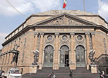 Taxistas protestan en la Asamblea por taxímetros con GPS
