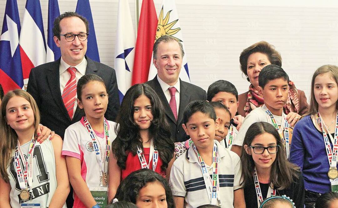 El canciller José Antonio Meade dio la bienvenida a 34 alumnos de 17 países de Latinoamérica que visitan el DF, beneficiarios del Programa Escuelas México/Ramón Romero - EL UNIVERSAL