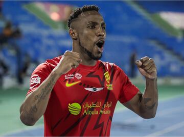 Julián Quiñones brilla con un doblete en Arabia; se acerca a Cristiano Ronaldo en la disputa por el título de goleo