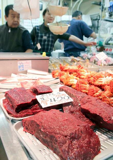 Tras reanudar caza, Japón vende carne de ballena hasta en 140 dólares