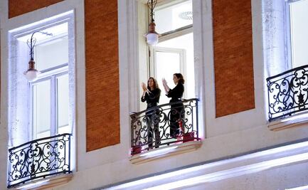 Desde ventanas y balcones, españoles aplauden a trabajadores sanitarios por Covid-19