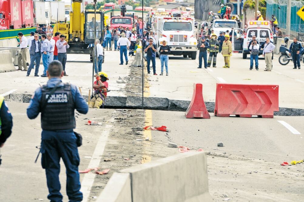 La madrugada del miércoles 12 de julio se abrió un socavón en el Paso Exprés de Cuernavaca en el que fallecieron dos personas, un padre y su hijo, quienes cayeron en su automóvil en la falla. (ARCHIVO EL UNIVERSAL)