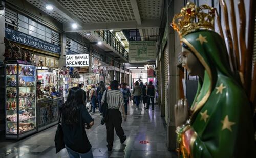 Los comercios de arte sacro se enfrentan los precios altos, los productos chinos y el desinterés de la gente.