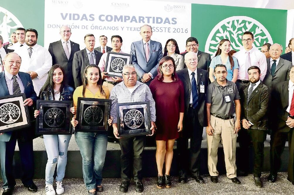 José Reyes Baeza, director general del ISSSTE, entregó los reconocimientos a donantes y dijo que del 8 al 12 de agosto se realizaran 14 trasplantes (ISSSTE)