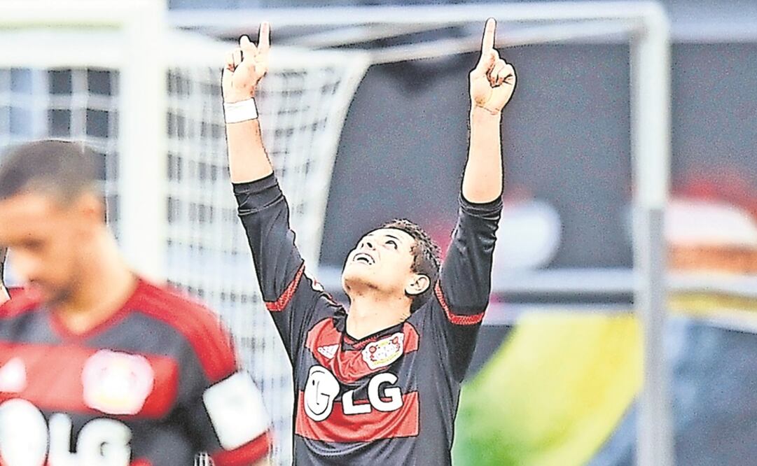 Javier Hernández consiguió el empate parcial con un tanto de cabeza. MARTIN MEISSNER. AP