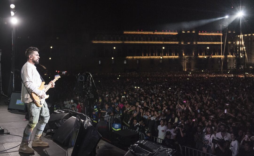 El cantante colombiano Juanes presentándose durante el concierto "Estamos Unidos Mexicanos". Foto: EFE