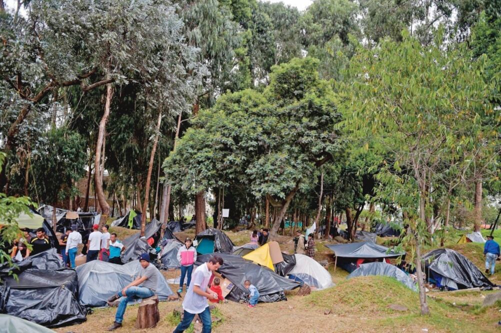 Migrantes venezolanos improvisaron un campamento cerca de la terminal de autobús de Bogotá, donde viven mientras deciden si se quedan o no en el país. Foto: RAÚL ARBOLEDA. AFP