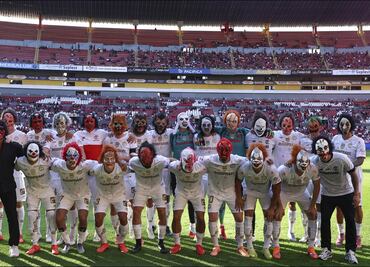 Jugadores del Toluca salen al terreno de juego con máscaras para celebrar Halloween