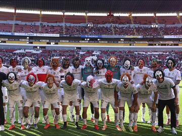 Jugadores del Toluca salen al terreno de juego con máscaras para celebrar Halloween