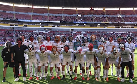 Jugadores del Toluca salen al terreno de juego con máscaras para celebrar Halloween