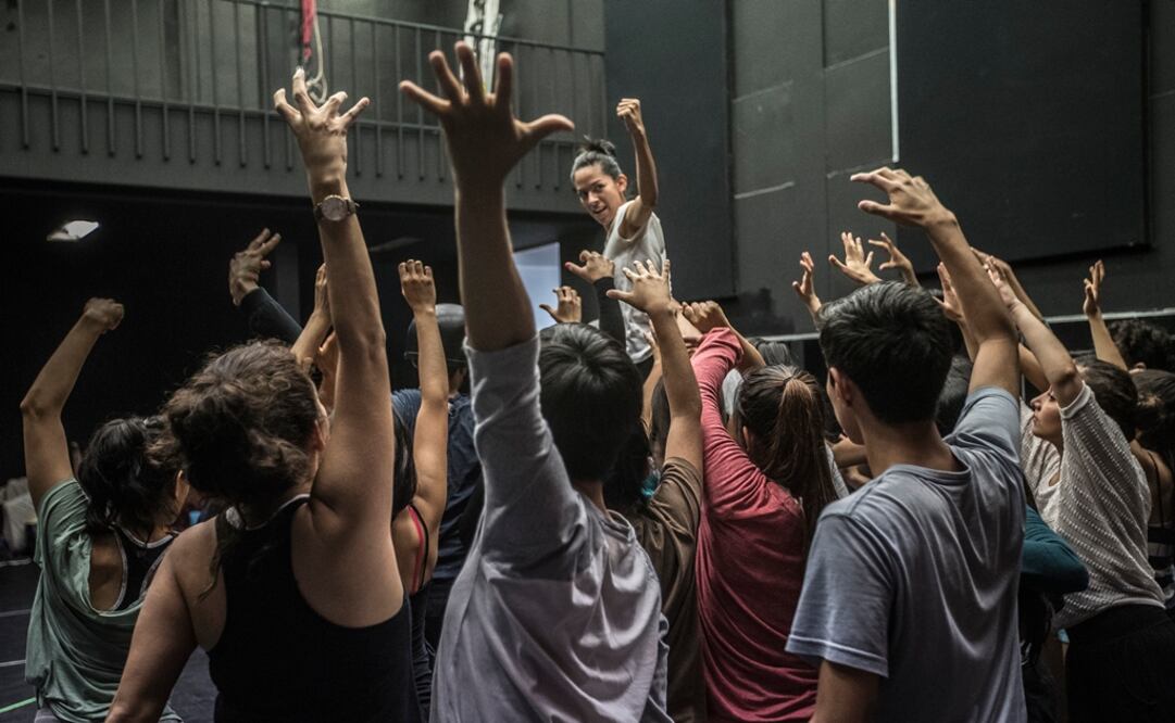 En un salón de la Ex Esmeralda se construye el sueño del estreno de la versión orquestada y escenificada de la ópera "El juego de los insectos", de Federico Ibarra. 