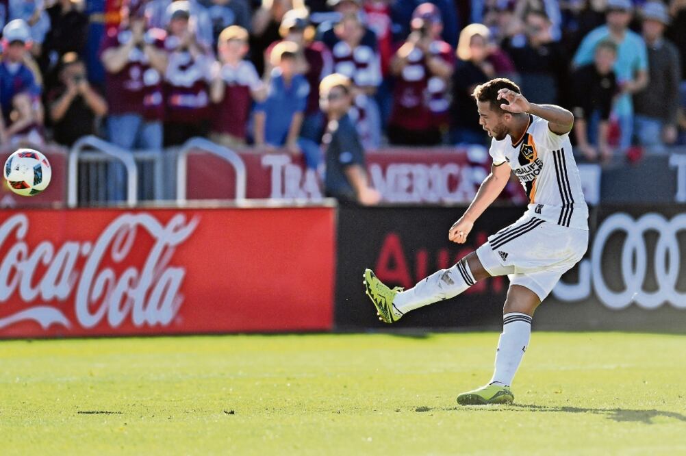 Giovani dos Santos quedó fuera de los Playoffs con el Galaxy (RON CHENOY. USA TODAY SPORTS)