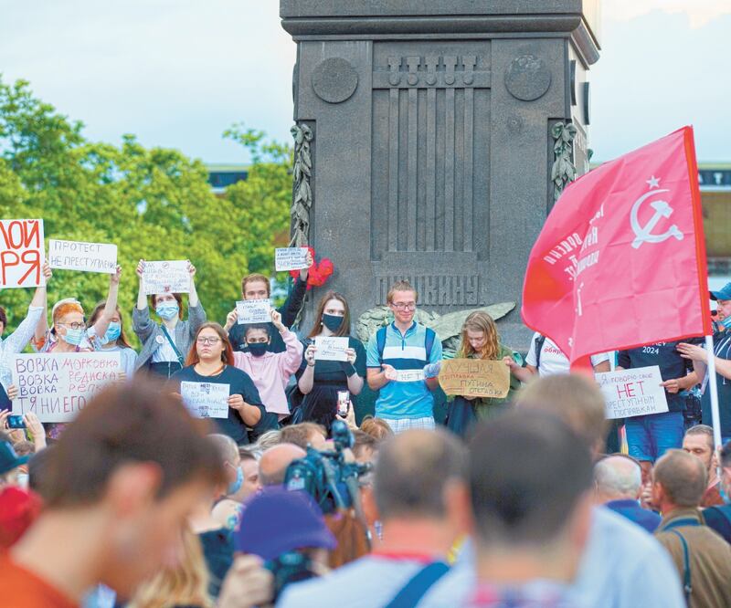 Manifestantes opositores al gobierno del presidente ruso Vladimir Putin en la plaza Pushkin, en Moscú. ALEXANDER ZEMLIANICHENKO. AP