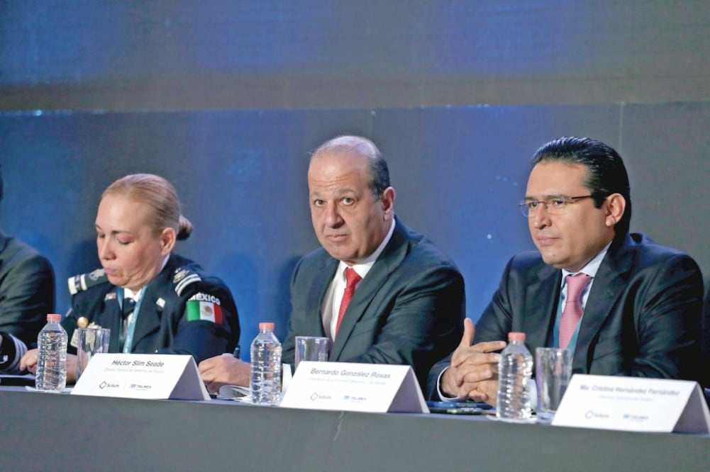Patricia Trujillo Mariel, titular de la Policía Científica; Héctor Slim, director general de Telmex, y Bernardo González, presidente de la CNBV. Foto: LUIS CORTÉS. EL UNIVERSAL
